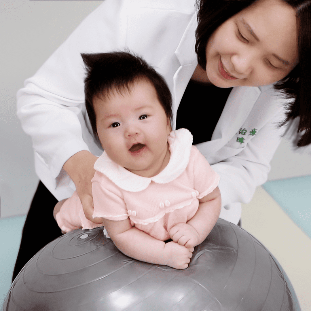黃暐恬治療師 示範寶寶如何利用感覺統合彈力球訓練感覺統合